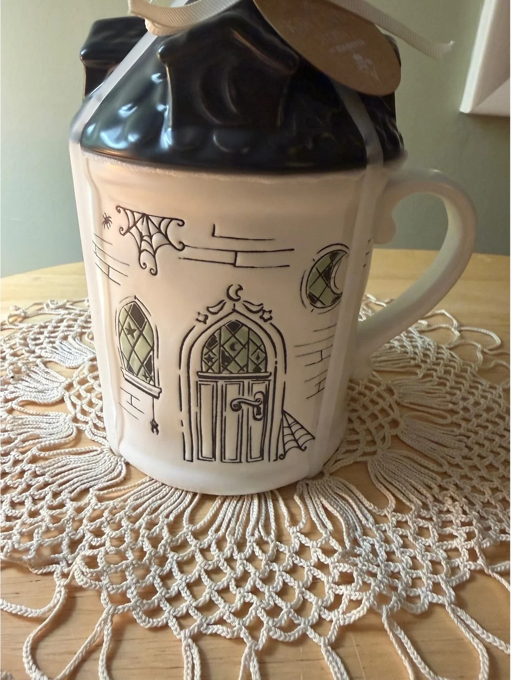 Kwendy Home Ceramic House Shaped Mug with Lid